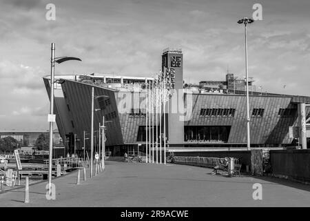 Amsterdam, NL - 11. Okt 2021: DAS NEMO Science Museum ist ein Wissenschaftszentrum in Amsterdam, NL. Es umfasst fünf Stockwerke mit praktischen Wissenschaftsausstellungen und ist Stockfoto