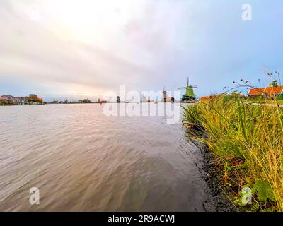 Zaanse Schans ist ein Viertel von Zaandam, nahe Zaandijk, Niederlande, berühmt für seine Sammlung gut erhaltener historischer Windmühlen und Häuser. Stockfoto