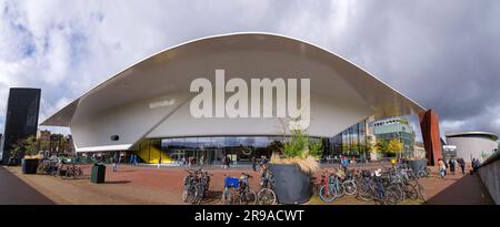 Amsterdam, Niederlande - 12. Oktober 2021: Stedelijk Museum Amsterdam oder das Municipal Museum Amsterdam ist ein Museum für moderne Kunst, zeitgenössische A. Stockfoto