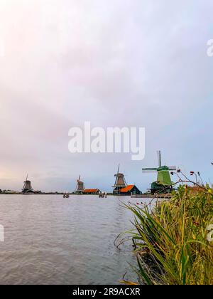 Zaanse Schans ist ein Viertel von Zaandam, nahe Zaandijk, Niederlande, berühmt für seine Sammlung gut erhaltener historischer Windmühlen und Häuser. Stockfoto