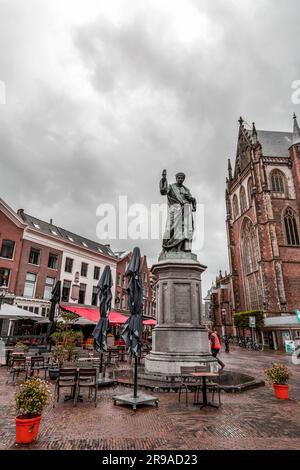 Haarlem, Niederlande - 13. Oktober 2021: Der große Marktplatz (Grote Markt auf Niederländisch) von Haarlem, der Hauptstadt der nordholländischen Provinz, The Net Stockfoto