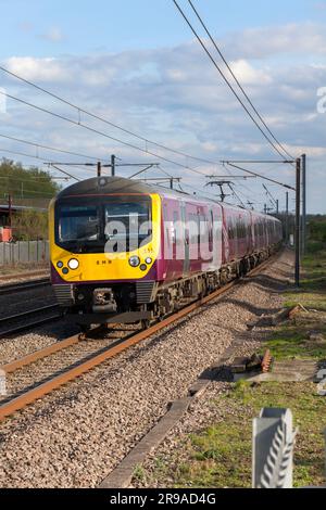 East Midlands Eisenbahn Klasse 360 Siemens Elektrozug auf der elektrifizierten 4 Gleise Midland Mainline vorbei an Ampthill, Bedfordshire Stockfoto