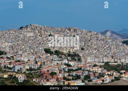 Gangi in Sizilien mit der Silhouette des Ätna im Hintergrund Stockfoto