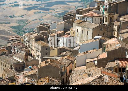 Blick über die Dächer des Dorfes Gangi in Sizilien Stockfoto