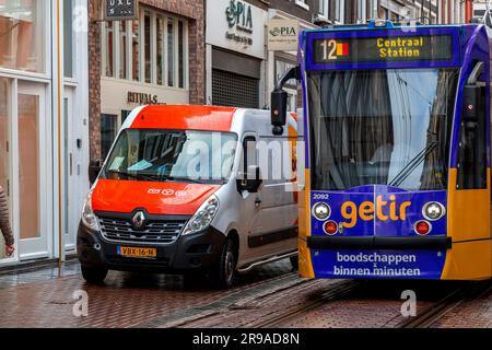 Amsterdam, Niederlande - 12. Oktober 2021: Außenwerbung der Firma Getir in Amsterdam. Getir ist eine Bereitstellungs-App für Lebensmittel, Lebensmittel usw. Stockfoto