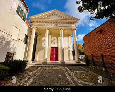 Delft, Niederlande - 15. Oktober 2021: Außenansicht der Delft-Synagoge am Koornmarkt, heute als Kulturzentrum genutzt. Stockfoto