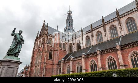 Die Grote Kerk oder St. Bavokerk ist eine reformierte protestantische Kirche und ehemalige katholische Kathedrale auf dem zentralen Marktplatz (Grote Markt) in der Stockfoto