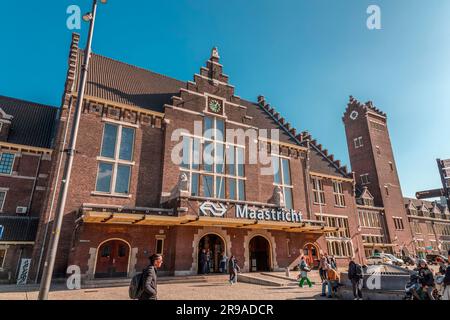 Maastricht - 16. Oktober 2021: Eingang des Hauptbahnhofs von Maastricht. Maastricht ist die Hauptstadt der niederländischen Provinz Limburg. Stockfoto