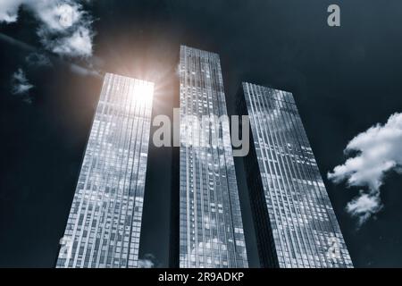 Die Gipfel der modernen Unternehmensgebäude vor dem düsteren roten Sonnenuntergangshimmel. Hochhäuser und Wolkenkratzer Moscow International Business Center. Stockfoto