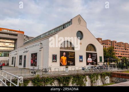 Maastricht, Holland - 16. Oktober 2021: De Bordenhal Toneelgroep Maastricht, ein unabhängiges Theater und Café-Restaurant im Ceramique Center, Maastrich Stockfoto