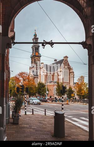 Amsterdam, Niederlande - 17. Oktober 2021: Die Westerkerk (Englisch: Westliche Kirche) ist eine reformierte Kirche innerhalb des niederländischen protestantischen Kalvinismus in Cent Stockfoto
