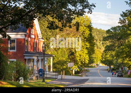 Rathaus und Postamt mit Straße und Menschen zu Fuß, Grafton, Vermont, USA Stockfoto