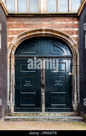 Amsterdam, NL - 10. Okt 2021: Typisch holländische Architektur, eine Tür in Amsterdam, Niederlande. Stockfoto