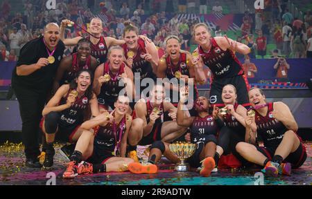 Ljubljana, Slowenien. 25. Juni 2023. Belgische Cats-Spieler feiern das Finale des Basketballspiels zwischen der belgischen Nationalmannschaft "die belgischen Katzen" und Spanien am Sonntag, den 25. Juni 2023 in Ljubljana, Slowenien, bei der FIBA Women EuroBasket 2023 Europameisterschaft in Israel und Slowenien. Es ist das erste Finale überhaupt für Belgien. BELGA PHOTO VIRGINIE LEFOUR Kredit: Belga News Agency/Alamy Live News Stockfoto