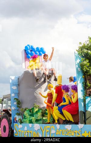 Junge Bauern auf Festwagen bei der Royal Cheshire Show von 2023 Stockfoto