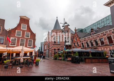 Haarlem, Niederlande - 13. Oktober 2021: Blick auf die Straße und allgemeine Architektur in Haarlem mit typisch holländischen Gebäuden. Stockfoto