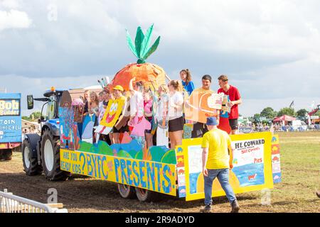 Junge Bauern auf Festwagen bei der Royal Cheshire Show von 2023 Stockfoto