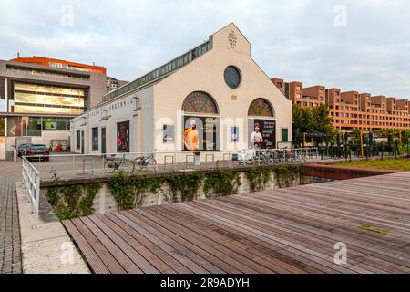 Maastricht, Holland - 16. Oktober 2021: De Bordenhal Toneelgroep Maastricht, ein unabhängiges Theater und Café-Restaurant im Ceramique Center, Maastrich Stockfoto