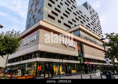 Rotterdam, NL - 10. Okt 2021: TK Maxx Store in Rotterdam. TK Maxx ist eine Tochtergesellschaft des amerikanischen Bekleidungs- und Haushaltswarenunternehmens TJX Companies mit Sitz in i. Stockfoto