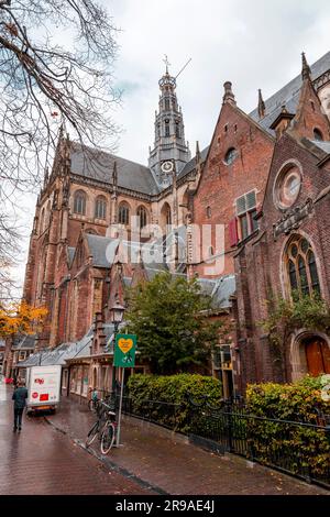 Amsterdam, Niederlande - 14. Oktober 2021: Grote Kerk oder St. Bavokerk ist eine reformierte protestantische Kirche und ehemalige katholische Kathedrale Stockfoto