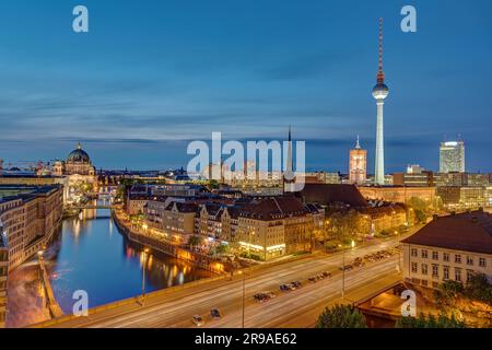 Alexanderplatz in Berlin mit Fernsehturm bei Nacht Stockfoto