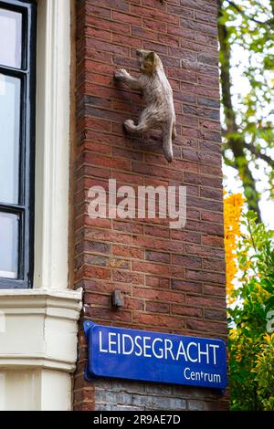 Amsterdam, Niederlande - 12. Oktober 2021: Straßenschild in Amsterdam, Niederlande. Der Leidsegracht-Kanal. Stockfoto