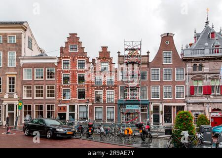 Haarlem, Niederlande - 13. Oktober 2021: Blick auf die Straße und allgemeine Architektur in Haarlem mit typisch holländischen Gebäuden. Stockfoto