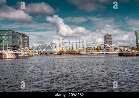 Amsterdam, NL - 11. Okt 2021: Moderne Fußbrücke zum Amsterdams Nemo Science Museum, NL. Stockfoto