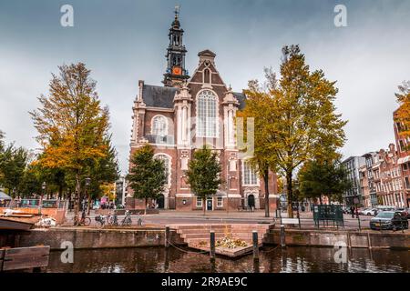 Amsterdam, Niederlande - 17. Oktober 2021: Die Westerkerk (Englisch: Westliche Kirche) ist eine reformierte Kirche innerhalb des niederländischen protestantischen Kalvinismus in Cent Stockfoto