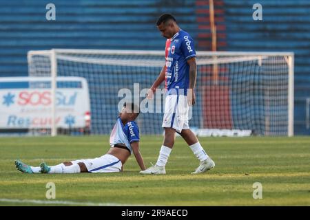 Curitiba, Brasilien. 25. Juni 2023. PR - CURITIBA - 06/25/2023 - PARANAENSE B 2023, PARANA CLUBE X PATRIOTAS - Parana Clube-Spieler bedauert, dass er im Spiel gegen Patriotas im Stadion Durival de Britto für die Paranaense B 2023-Meisterschaft ausscheidet. Foto: Robson Mafra/AGIF/Sipa USA Guthaben: SIPA USA/Alamy Live News Stockfoto