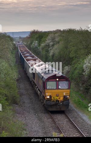 26/04/2023 Quainton Railhead (HS2 Aggregatterminal) DB Cargo Rail Klasse 66 Lokomotive 66083 kommt mit einer weiteren Ladung Stein für den Bau von HS2 an Stockfoto