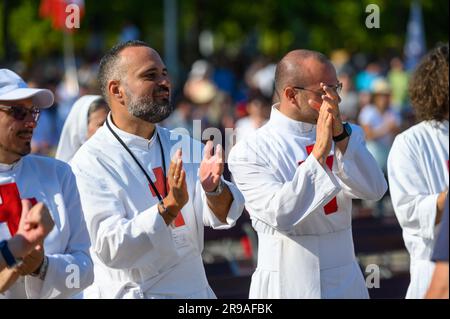 Junge Menschen tanzen zu christlichen Liedern während des Mladifests 2022 – dem Jugendfestival – in Medjugorje. Stockfoto