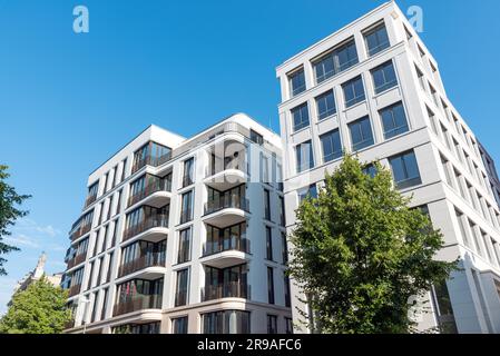 Moderne Luxus-Apartmenthäuser in Berlin, Deutschland gesehen Stockfoto