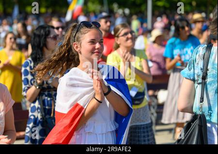 Junge Menschen tanzen zu christlichen Liedern während des Mladifests 2022 – dem Jugendfestival – in Medjugorje. Stockfoto