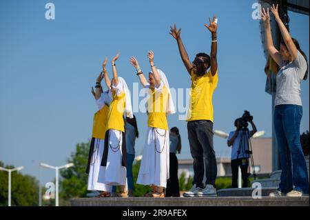 Junge Menschen tanzen zu christlichen Liedern während des Mladifests 2022 – dem Jugendfestival – in Medjugorje. Stockfoto