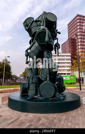 Rotterdam, NL - 6. Okt. 2021: The Cascade ist eine 8 Meter hohe moderne Skulptur von Atelier van Lieshout aus Polyester in Churchillplein, Rotterda Stockfoto