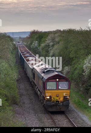 26/04/2023 Quainton Railhead (HS2 Aggregatterminal) DB Cargo Rail Klasse 66 Lokomotive 66083 kommt mit einer weiteren Ladung Stein für den Bau von HS2 an Stockfoto