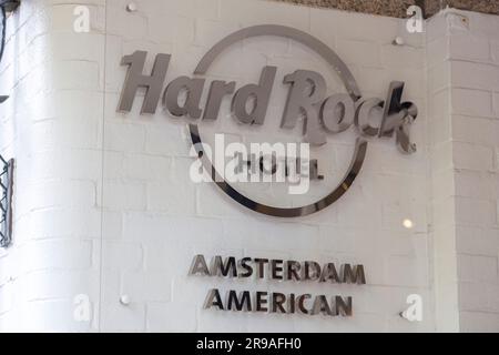 Amsterdam, NL - 12. Oktober 2021: Eingang des Hard Rock Hotel Amsterdam American in Amsterdam, Niederlande. Stockfoto