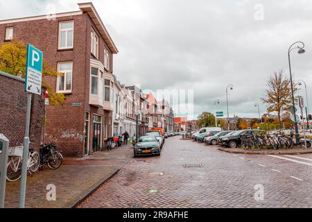 Haarlem, Niederlande - 13. Oktober 2021: Blick auf die Straße und allgemeine Architektur in Haarlem mit typisch holländischen Gebäuden. Stockfoto