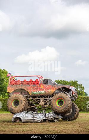 Monstertruck fährt über ein Auto und zerquetscht es während einer Ausstellung auf der Royal Cheshire Show 2023 Stockfoto