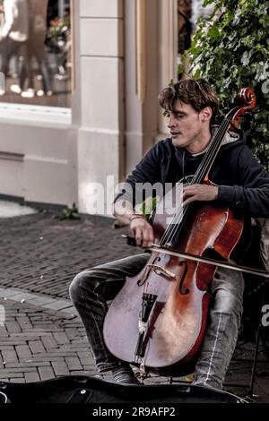 Utrecht, NL - 9. Okt 2021: Zwei Straßenmusiker treten im Stadtzentrum von Utrecht auf. Stockfoto