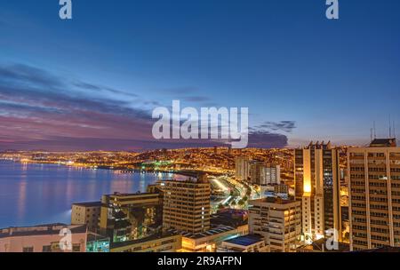 Valparaiso in Chile mit dem Pazifik vor Sonnenaufgang Stockfoto