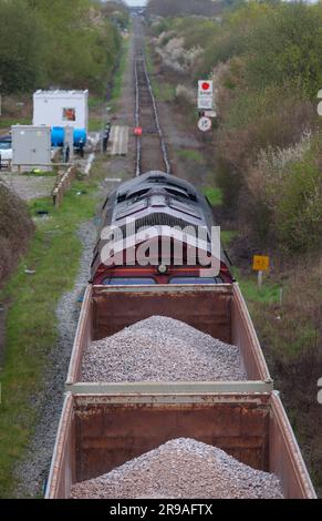 26/04/2023 Quainton Railhead (HS2 Aggregatterminal) DB Cargo Rail Klasse 66 Lokomotive 66083 kommt mit einer weiteren Ladung Stein für den Bau von HS2 an Stockfoto