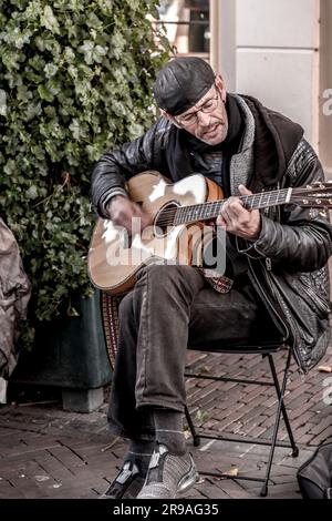 Utrecht, NL - 9. Okt 2021: Zwei Straßenmusiker treten im Stadtzentrum von Utrecht auf. Stockfoto