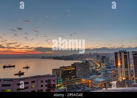 Valparaiso Bay in Chile vor Sonnenaufgang Stockfoto