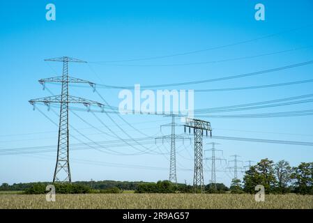 Strommasten und Hochspannungsleitungen in Deutschland Stockfoto