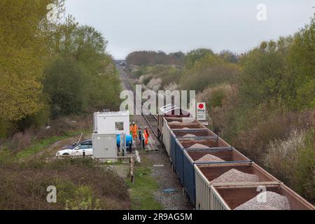 26/04/2023 Quainton Railhead (HS2 Aggregatterminal) DB Cargo Rail Klasse 66 Lokomotive 66083 kommt mit einer weiteren Ladung Stein für den Bau von HS2 an Stockfoto