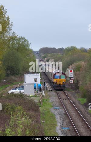 Quainton Railhead (HS2 Aggregatterminal) eine weitere Zugladung von Zuschlagstoffen für HS2, die mit DB-Frachtschienen der Klasse 66 ankommt Stockfoto