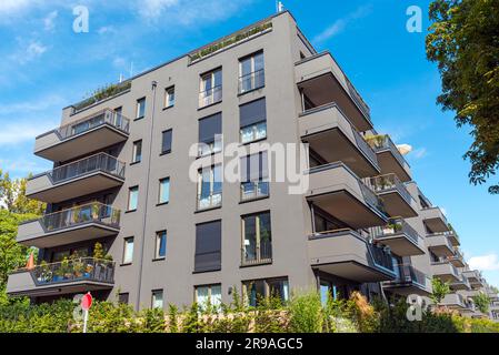 Modernes graues Apartmentgebäude in Berlin Stockfoto