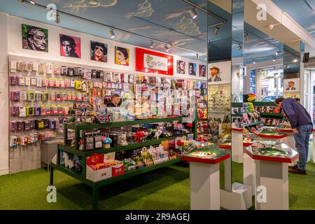 Amsterdam, Niederlande - 14. Oktober 2021: Smart Shop in Amsterdam, wo legale Drogen und Pilze zusammen mit touristischen Souvenirs verkauft werden. Amster Stockfoto